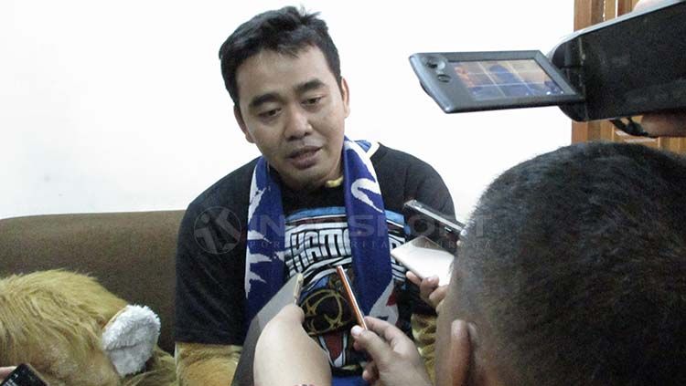 Kukuh Sanyoto, sosok dibalik maskot tim Singo Edan Copyright: © Ian Setiawan/INDOSPORT