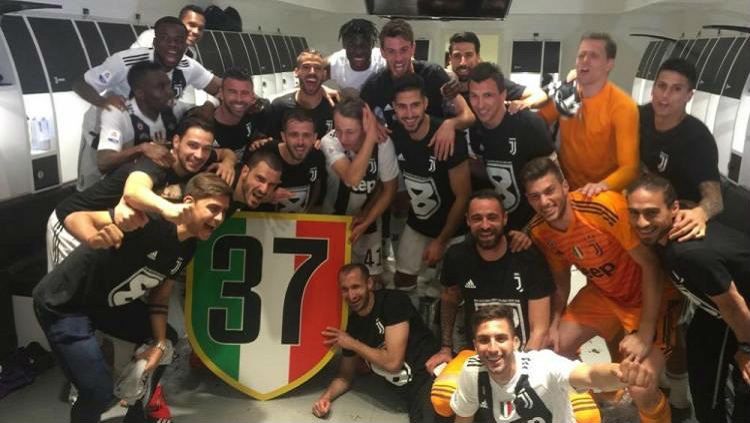 Perayaan pemain Juventus di ruang ganti usai pastikan gelar juara Serie A Italia 2018/19 Copyright: © Twitter/@juventusfc