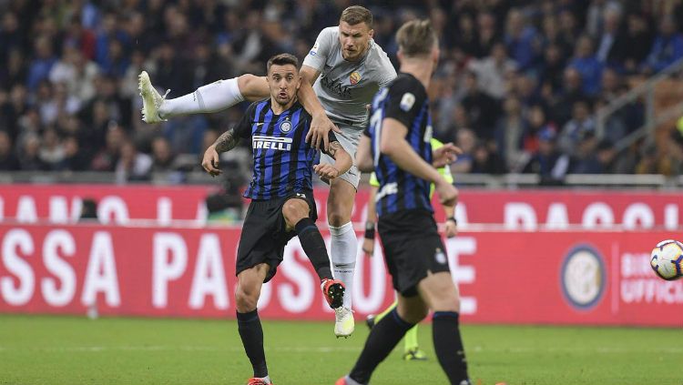Para pemain dari kedua tim saling berebut bola di udara saat pertandingan Inter vs Roma. (asroma) Copyright: © asroma