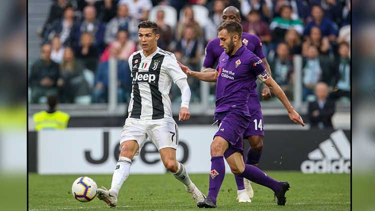 Pemain megabintang Juventus, Cristiano Ronaldo (kiri) mendapat penjagaan dari kapten Fiorentina, German Pezzella. Copyright: © Giampiero Sposito/GETTYIMAGES