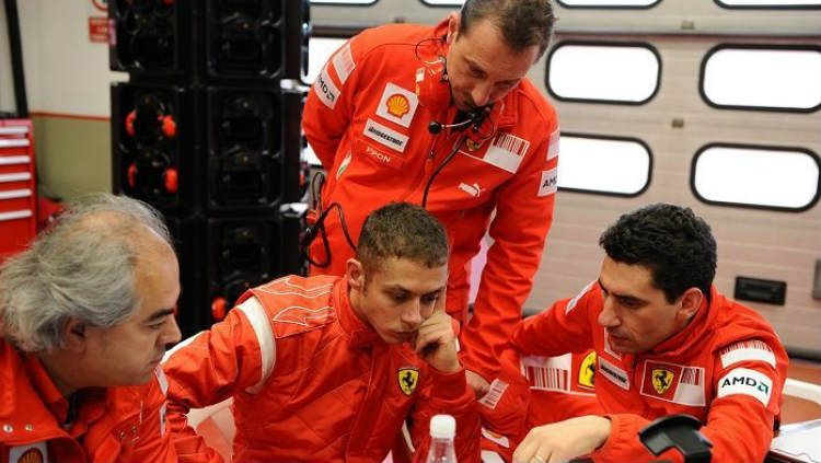 Valentino Rossi saat bersama tim balap mobil Formula 1, Ferrari. Copyright: © Motorsport