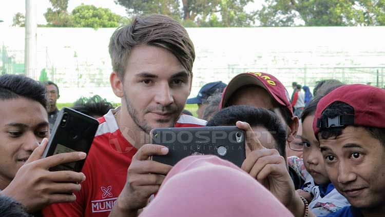 Pavel Smolyachenko bak menjadi artis dadakan setelah menjadi buruan laris Aremania maupun Aremanita. Ian Setiawan/INDOSPORT Copyright: © Ian Setiawan/INDOSPORT