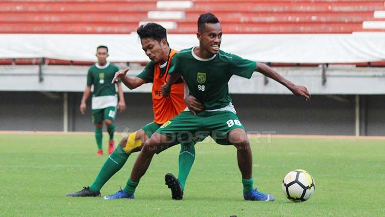 M Hidayat berebut bola dengan Alwi Slamat saat latihan menjelang laga Liga 1 2020 di Stadion GBT, Minggu (21/4/19). Fitra Herdian//INDOSPORT Copyright: © Fitra Herdian//INDOSPORT