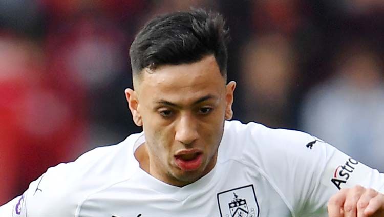 Raksasa sepak bola Liga Inggris, Manchester United, kabarnya lebih memilih untuk memulangkan mantan gelandangnya. Dwight McNeil, saja ketimbang mengejar Jadon Sancho. Copyright: © Dwight McNeil striker Burnley
