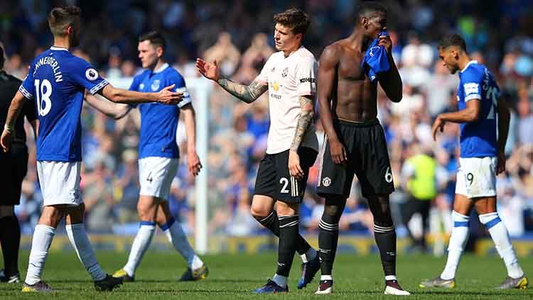 Paul Pogba dan Victor Lindelof tampak lesu usai kalah dari Everton di Goodison Park, Senin (22/04/19). Alex Livesey/Getty Images Copyright: © Alex Livesey/Getty Images
