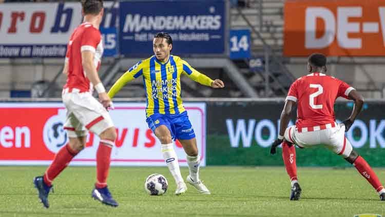 Ezra Walian berhasil keluar dari kejaran dua pemain lawan dengan membawa bola Copyright: © Facebook/RKC Waalwijk