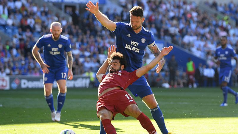 Mohamed Salah terjatuh ketika melawan Cardiff City Copyright: © Mike Hewitt/Getty Images
