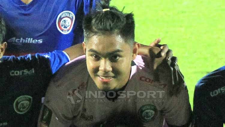 Kiper Arema FC, Kurniawan Kartika Ajie melayangkan klarifikasi dalam berita soal evaluasi diri atas sejumlah blunder. Copyright: © Ian Setiawan/INDOSPORT