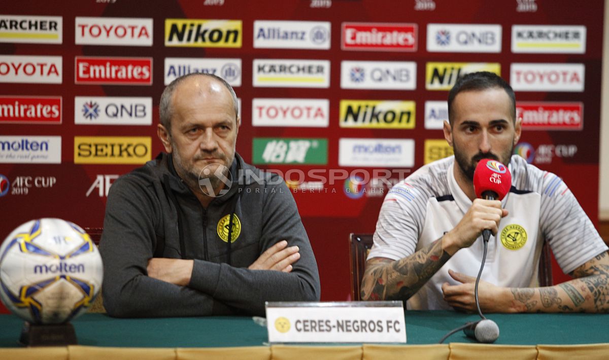 Pelatih Ceres-Negros Risto Vidakovic dan Manuel Herrera pada jumpa pers jelang laga Piala AFC antara Persija Jakarta vs Ceres-Negros di Hotel Sultan, Senin (22/4/19). Herry Ibrahim/INDOSPORT Copyright: © Herry Ibrahim/INDOSPORT