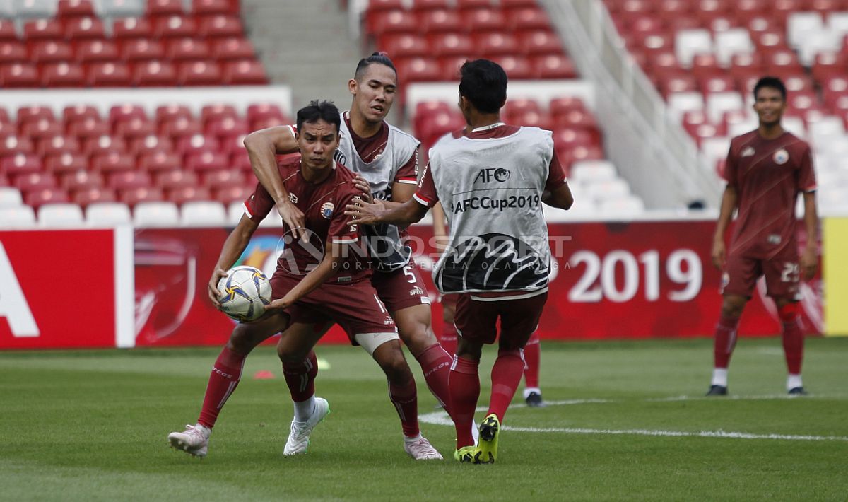 Para pemain Persija Jakarta bermain bola tangan saat official training jelang AFC Cup melawan Ceres-Negros di stadion GBK Senayan, Jakarta, Senin (22/04/19). Foto: Herry ibrahim/INDOSPORT Copyright: &copy; Herry ibrahim/INDOSPORT