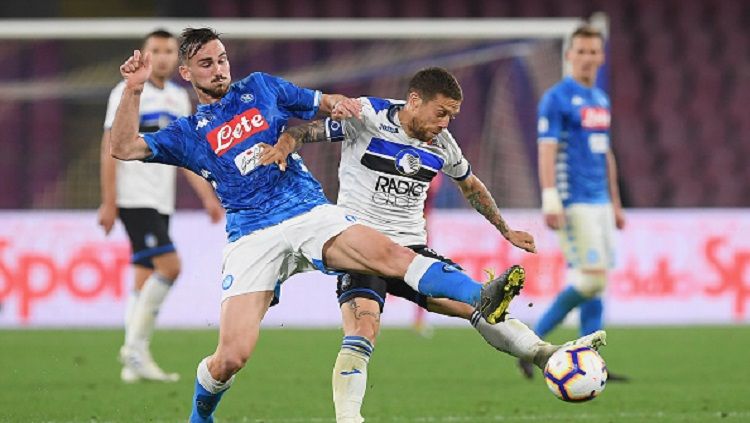 Fabian Ruiz (kiri) berebut bola dengan striker Atalanta, Papu Gomez, di laga pekan ke-33 antara Napoli vs Atalanta, Selasa (23/04/19) dini hari WIB. Fransesco Pecoraro/Getty Images. Copyright: © Fransesco Pecoraro/Getty Images