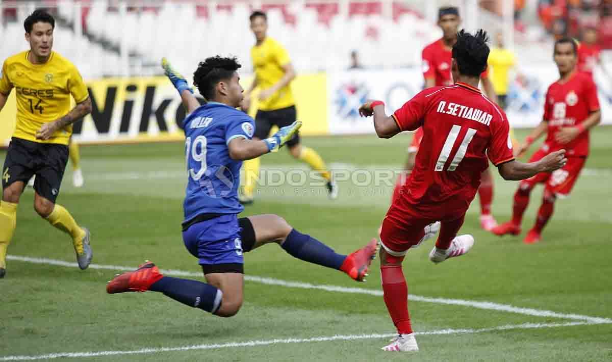 Novri Setiawan tengah mengeksekusi bola di depan gawang Ceres Negros. Herry Ibrahim/INDOSPORT Copyright: © Herry Ibrahim/INDOSPORT