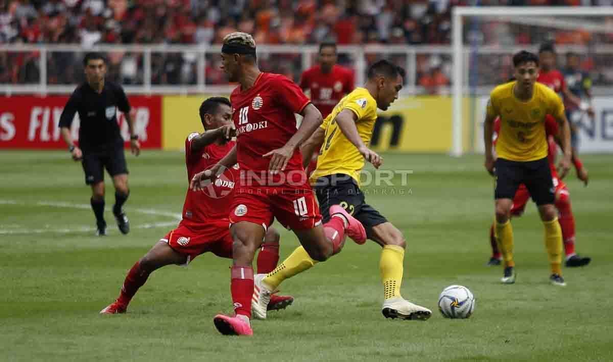 Pemain Negros berhasil mengambil bola dari pemain Persija Jakarta. Herry Ibrahim/INDOSPORT Copyright: © Herry Ibrahim/INDOSPORT