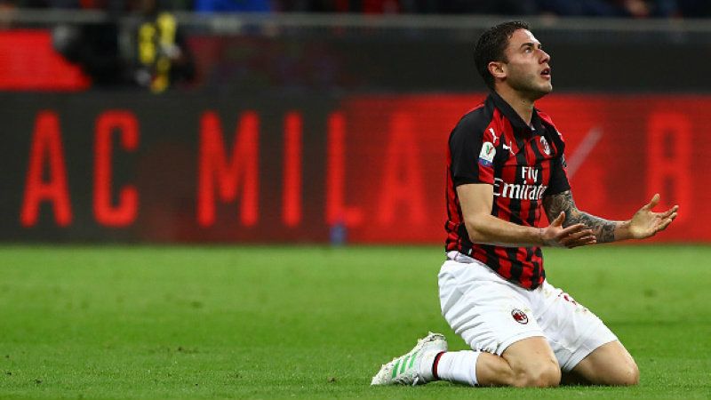 Pemain sepak bola AC Milan, Davide Calabria, mengaku belum puas dengan apa yang ia jalani bersama klubnya saat ini. Copyright: © Marco Luzzani/Getty Images
