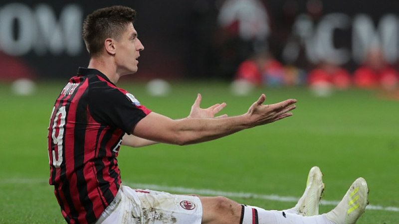 Krzysztof Piatek tak peduli dengan kutukan nomor punggung sembilan bagi striker AC Milan. Copyright: © Emilio Andreoli/Getty Images