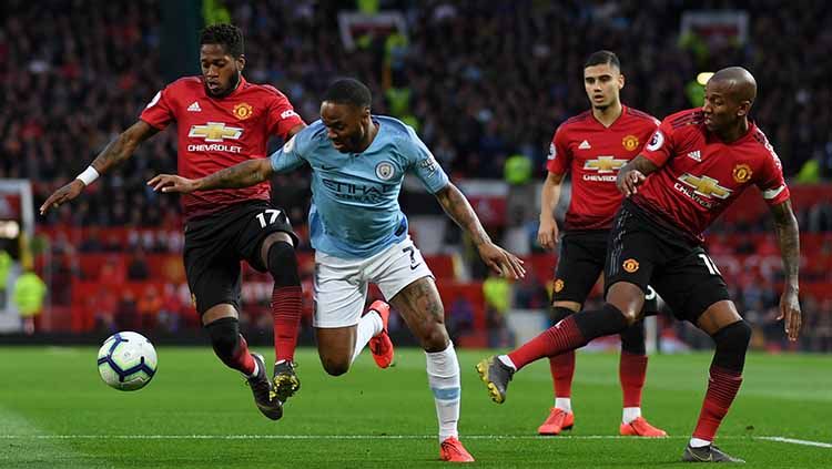 Fred dan Ashley Young kawal ketat Raheem Sterling untuk mendapatkan bola pada laga Liga Primer Inggris di Old Trafford pada 24 April 2019. Shaun Botterill/Getty Images Copyright: © Shaun Botterill/Getty Images