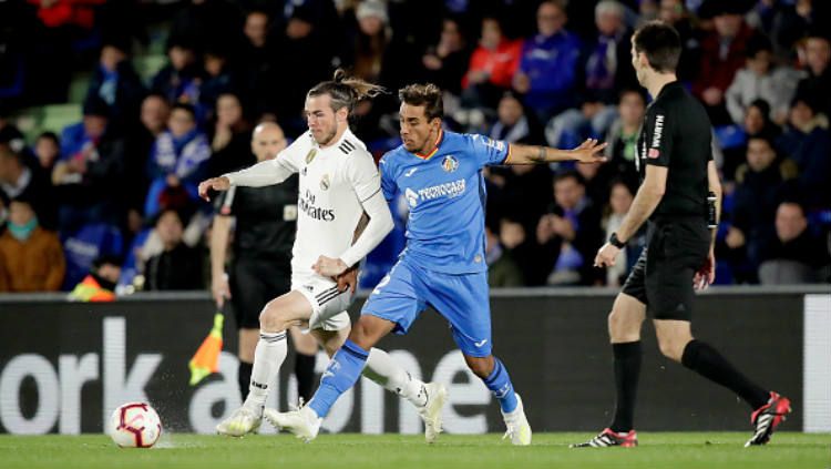 Bale sedang beradu dengan pemain Getafe Copyright: © Indosport