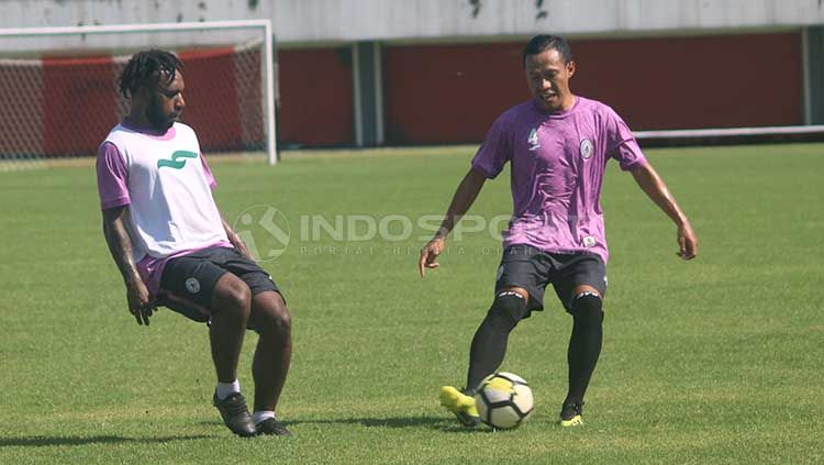 Nerius Alom (kiri) dan Jajang Sukmara. Copyright: © Ronald Seger Prabowo/INDOSPORT