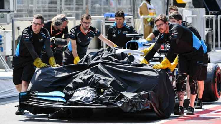 Sejumlah kru tim Williams saat mendorong mobil FW42 yang mengalami kerusakan di sesi latihan bebas FP1 GP Azerbaijan, Sirkuit Baku, Jumat (26/04/19) silam. Copyright: © Formula1.com