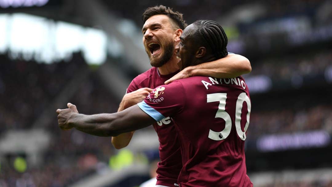 Selebrasi Michail Antonio (West Ham United) merayakan gol pertama untuk timnya pada pertandingan Liga Premier antara Tottenham vs West Ham (27/04/2019) di London, Inggris. Foto: Shaun Botterill/Getty Images Copyright: © Shaun Botterill/Getty Images