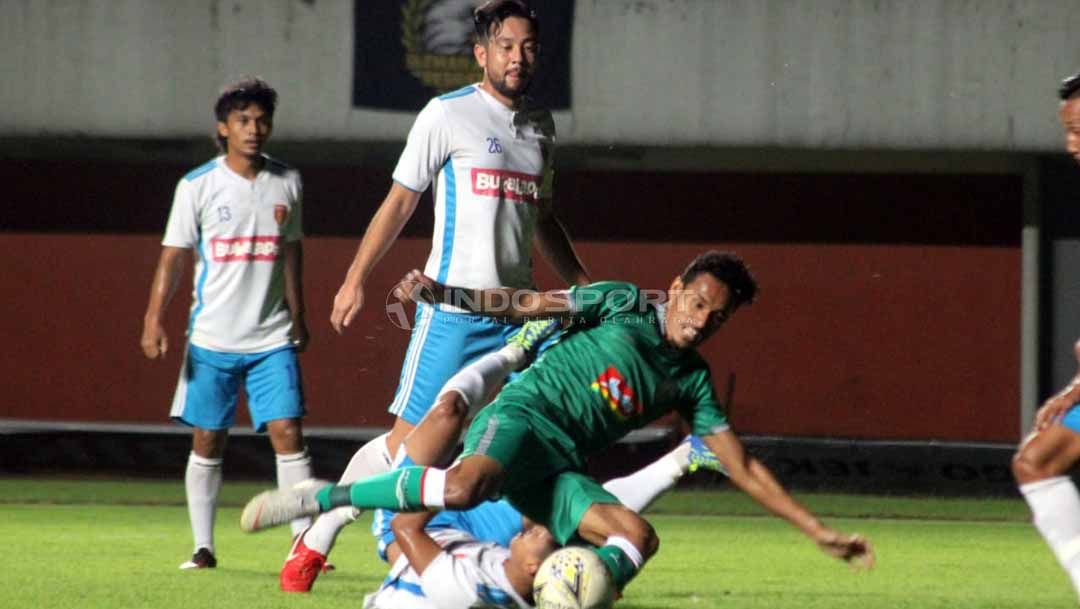 Gelandang PSS Sleman, Hari Tuharea, terpelanting setelah berusaha melepas tendangan ke gawang Badak Lampung dalam uji coba di Stadion Maguwoharjo, Sabtu (27/4/19). Foto: Ronald Seger Prabowo/INDOSPORT Copyright: © Ronald Seger Prabowo/INDOSPORT