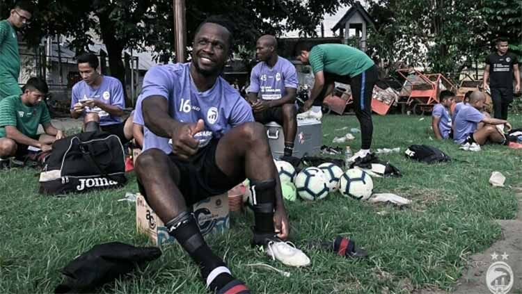 Siwijaya FC kedatangan pemain naturalisasi Esaiah Pello Benson saat pemusatan latihan (27/04/2019) di Solo. Foto: kitosriwijayafc Copyright: © kitosriwijayafc