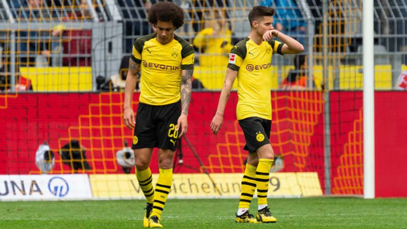 Axel Witsel dan Julian Weigl kecewa Borussia Dortmund Dikalahkan Schalke, Sabtu (27/04/19), TF-Images/Getty Images. Copyright: © TF-Images/Getty Images