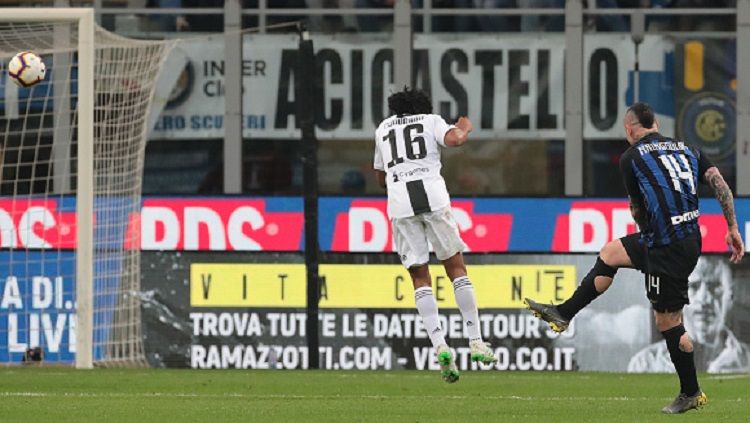 Radja Nainggolan (kanan) melepaskan tendangan voli keras ke arah gawang Juventus, Minggu (28/04/19) dini hari WIB. Emilio Andreoli/Getty Images. Copyright: © Emilio Andreoli/Getty Images.