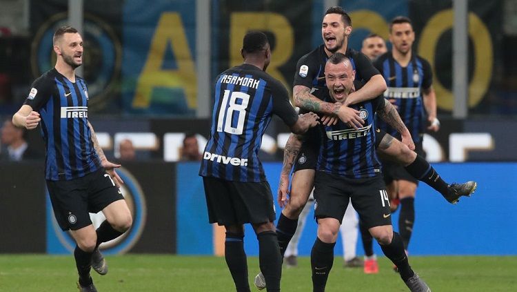 Skuat Inter merayakan gol yang dicetak Radja Nainggolan ke gawang Juventus dalam lanjutan pekan ke-34 Serie A Italia, Minggu (28/04/19) dini hari. Copyright: © Emilio Andreoli/Getty Images.