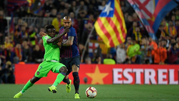 Pemain Barcelona, Vidal, sedang berebut bol dengan pemain Levante Copyright: © LLUIS GENE/AFP/Getty Images