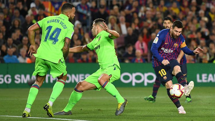 Lionel Messi melepaskan tendangan yang berbuah gol ke gawang Levante Copyright: © David Ramos/Getty Images