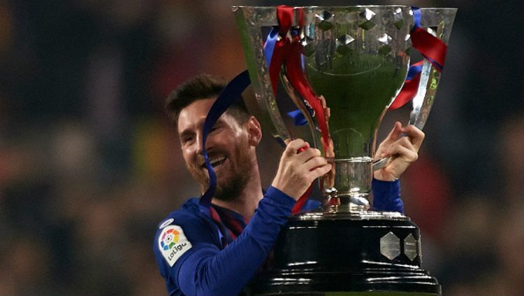 Lionel Messi ketika mengangkat trofi juara LaLiga 2018/19 Copyright: © Quality Sport Images/Getty Images