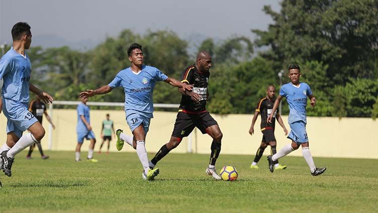Kapten Persipura Jayapura, Boaz Solossa saat dikawal pemain Persitema Temanggung dalam laga uji coba kedua tim di Magelang. Copyright: © Media Officer Persipura