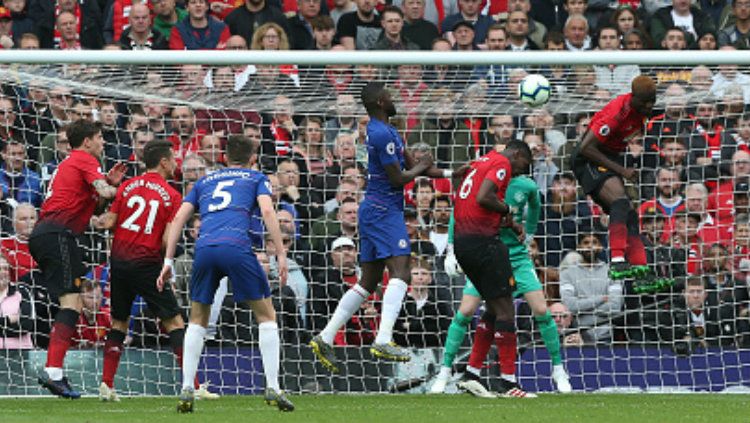 Manchester United bertahan menghadapi skema bola udara Chelsea Copyright: © John Peters/Man Utd via Getty Images