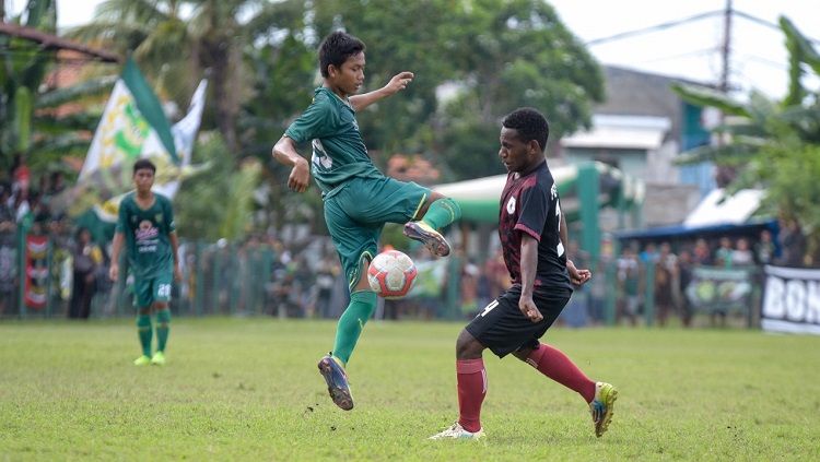 Pemain Persebaya U-16 berusaha melewati pemain Persipura U-16, pada laga perdana Pro Elite Academy. Minggu (28/4/19). Fitra Herdian/INDOSPORT. Copyright: © Fitra Herdian/INDOSPORT