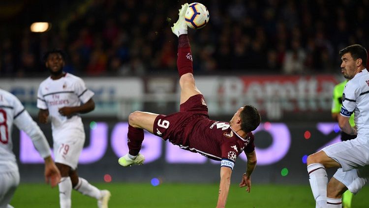 Striker Torino, Andrea Belotti, melepaskan tendangan akrobatik saat menghadapi AC Milan di pekan ke-34 Serie A Italia, Senin (28/04/19). Copyright: © Valerio Pennicino/Getty Images.