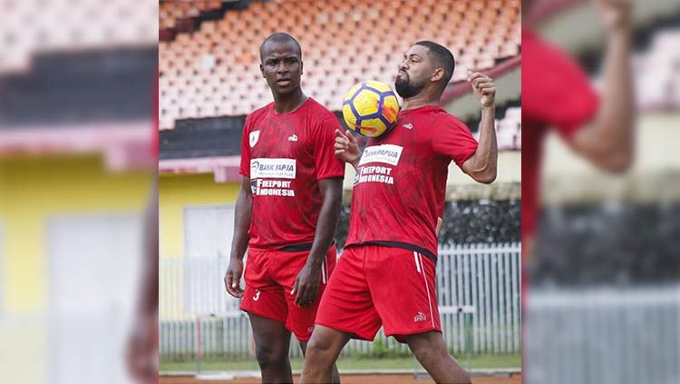 Striker Persipura asal Brasil, Luis Carlos Pilar (kanan) saat berlatih bersama rekan senegaranya, Andre Ribeiro (kiri). Copyright: © Galery Persipura