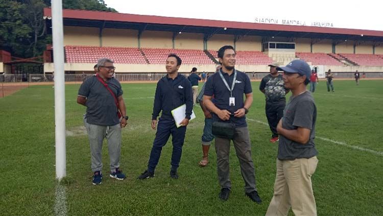 Competition Development Manager PT LIB, Amos Yulius saat mengecek kelayakan stadion Mandala Jayapura. Copyright: © Sudjarwo