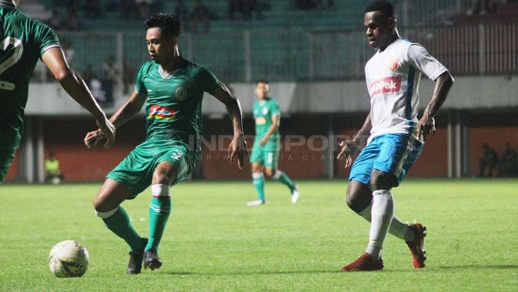 Bek PSS Sleman, Bagus Nirwanto (kiri) berusaha melindungi bola dari adangan pemain Perseru Badak Lampung, Melcior Majefat dalam uji coba di Stadion Maguwoharjo, akhir pekan kemarin. Copyright: © Ronald Seger Prabowo/INDOSPORT