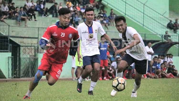 Bek tengah Arema FC, Hamka Hamzah berusaha lepas dari kawalan dua pemain lawan. Copyright: © Ian Setiawan/INDOSPORT