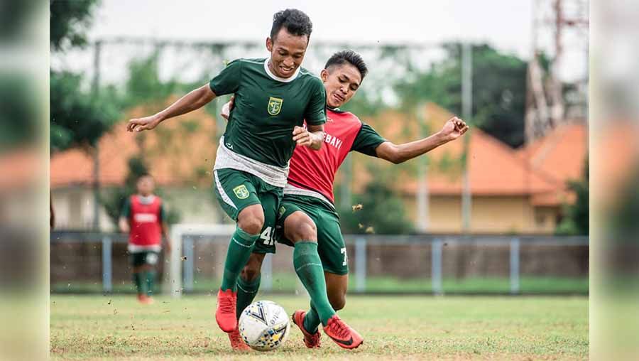 Irfan Jaya saat berlatih di Lapangan Gelora Samudera, Kuta, Bali. Senin (29/04/2019). Foto: Media Persebaya Copyright: © Media Persebaya