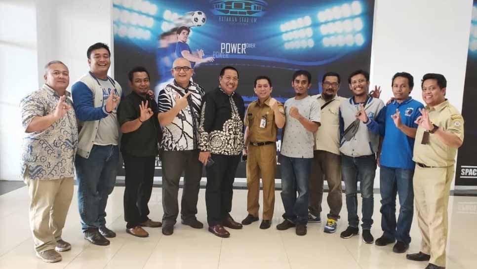Gede Widiade ketika bertemu dengan beberapa suporter Persiba Balikpapan, Balistik, Senin (29-04-19). Foto: Twitter@BMilitanbiru Copyright: © Twitter@BMilitanbiru