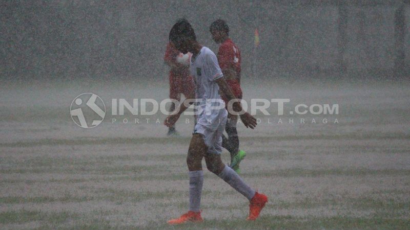 Hujan deras mengguyur Lapangan Karanggayam dan laga PSM U-16 vs Persebaya U-16 ditunda, Senin (29/4/19), Copyright Fitra Herdian/Indosport. Copyright: © Copyright Fitra Herdian/Indosport