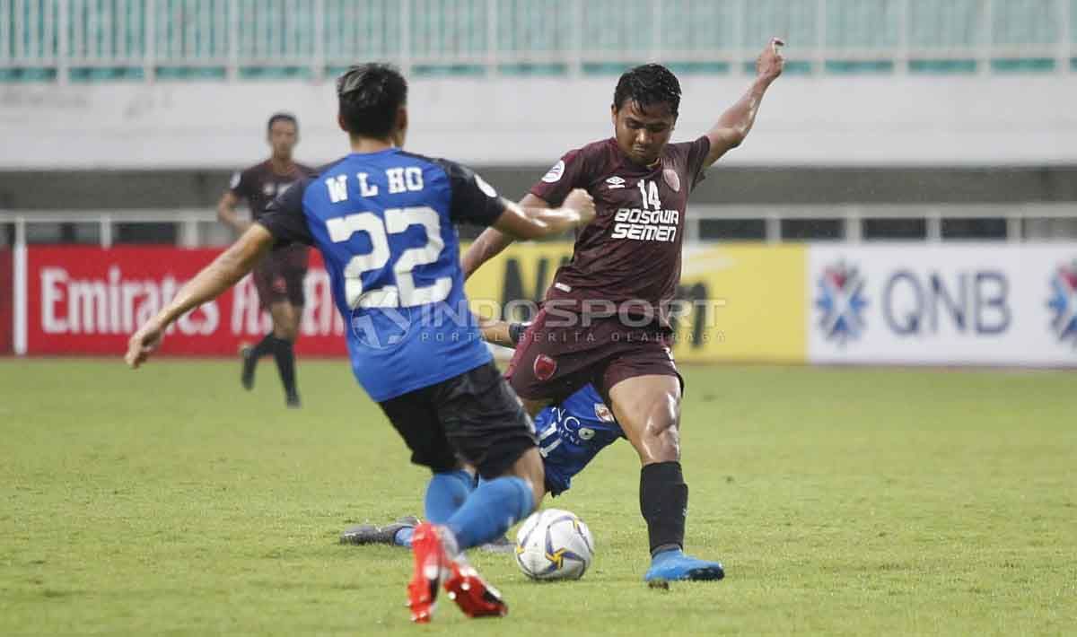 Asnawi Mangkualam tengah mengeksekusi bola ke arah gawang Home United. Herry Ibrahim/INDOSPORT Copyright: © Herry Ibrahim/INDOSPORT