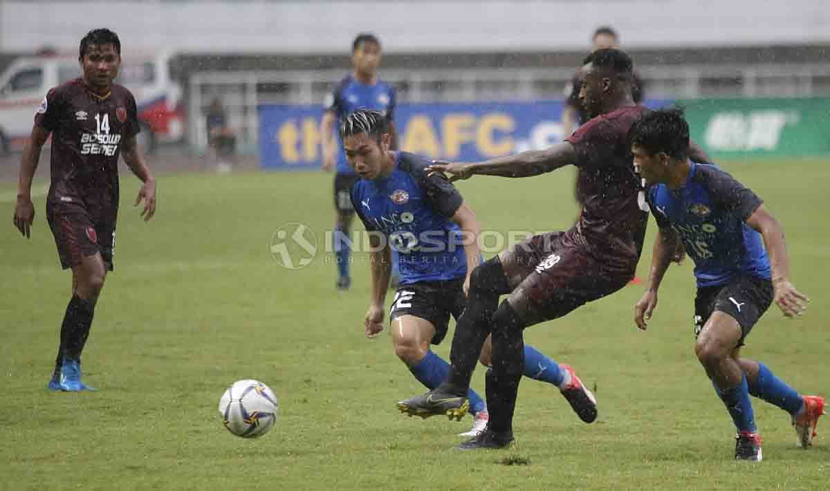 Guy Junior tengah mengeksekusi bola ke arah gawang Home United. Herry Ibrahim/INDOSPORT Copyright: © Herry Ibrahim/INDOSPORT