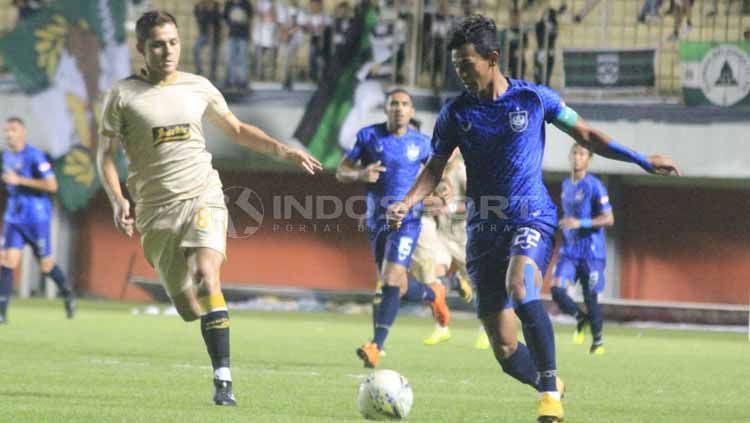 Pemain PSIS Semarang tengah mengontrol saat melawan PSS Sleman. Ronald Seger Prabowo/INDOSPORT Copyright: &copy; Ronald Seger Prabowo/INDOSPORT