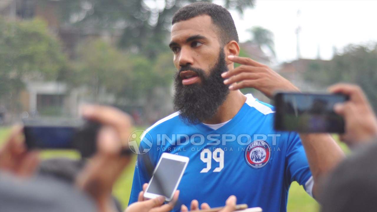 Sylvano Comvalius, penyerang Arema FC saat diwawancara wartawan. Copyright: © Ian Setiawan/INDOSPORT