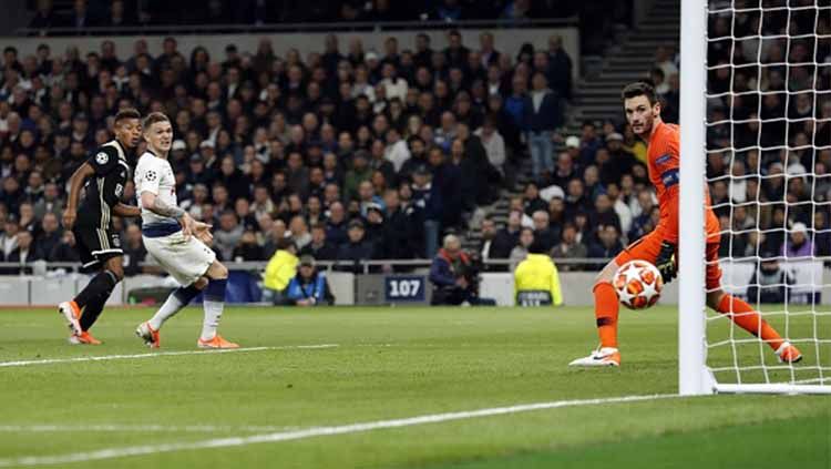 Pemain Ajax Amsterdam, David Neres melepaskan tembakan keras yang masih menerpa tiang gawang Tottenham Hotspur, Rabu (01/05/19) Copyright: © VI Images/Getty Images