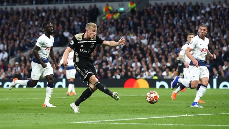 Van de Beek melepaskan tembakan ke arah gawang Tottenham Hotspur dalam laga semifinal Liga Champions, Rabu (01/05/19). Copyright: © Twitter @ChampionsLeague