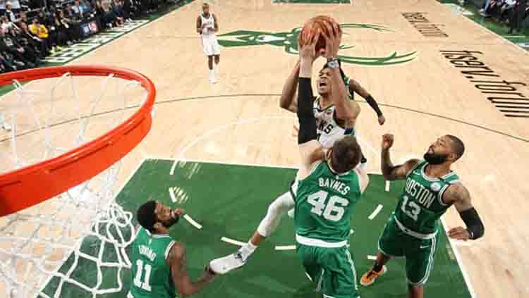 Situasi pertandingan laga Boston Celtics vs Milwaukee Bucks.  Gary Dineen/NBAE via Getty Images Copyright: © Gary Dineen/NBAE via Getty Images